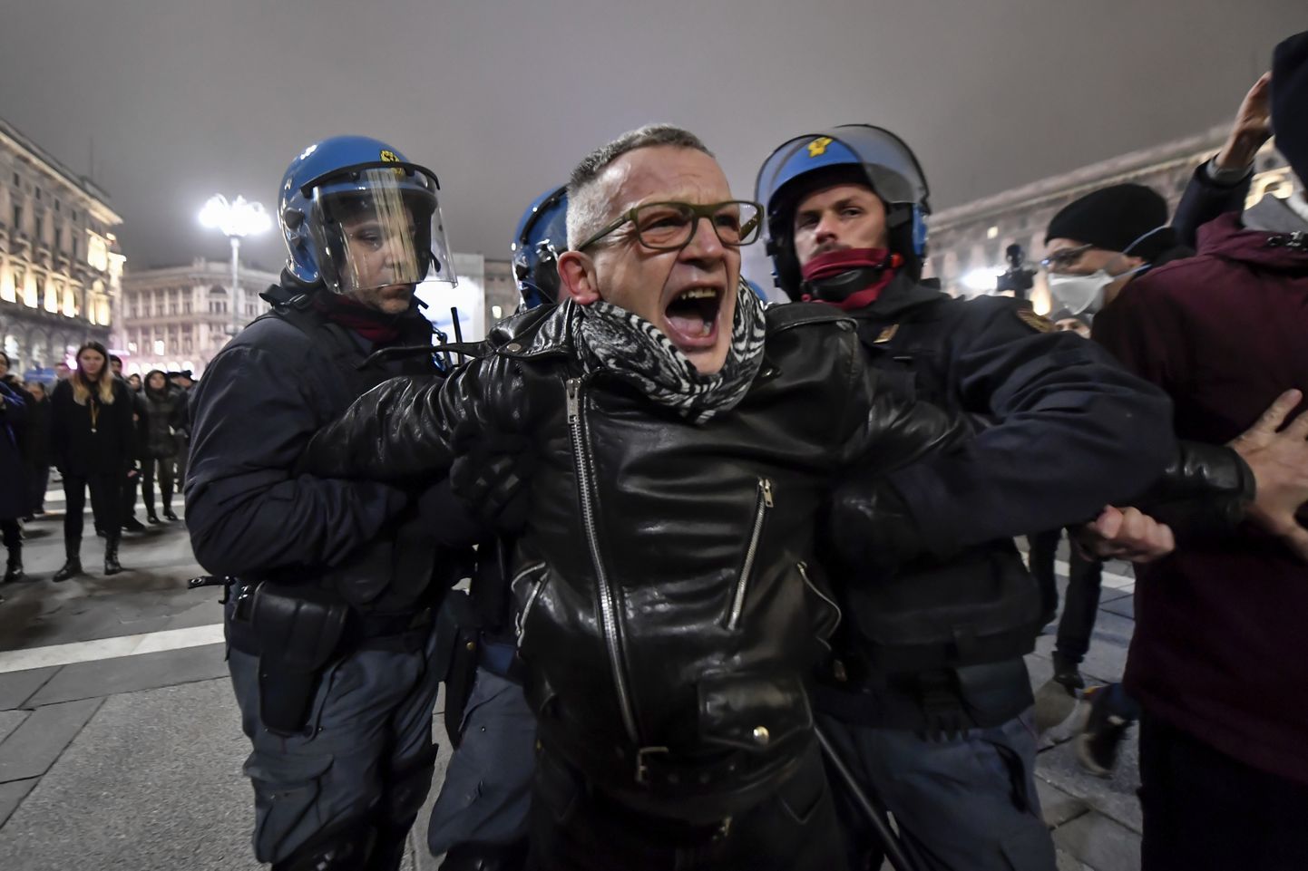 Politsei Milanos koroonapiirangute vastu protestijaid ohjeldamas.