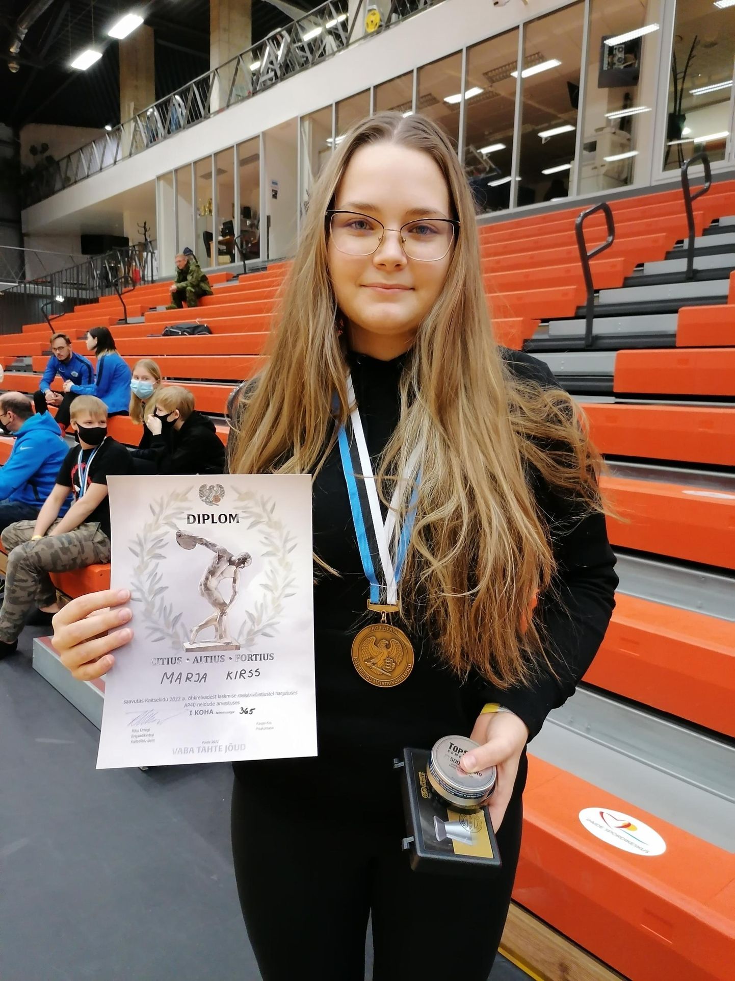 Viljandi spordikooli laskmisõpilane Marja Kirss saavutas Eesti juunioride meistrivõistlustel kolmanda ja Kaitseliidu meistrivõistlustel neidude arvestuse esimese koha.