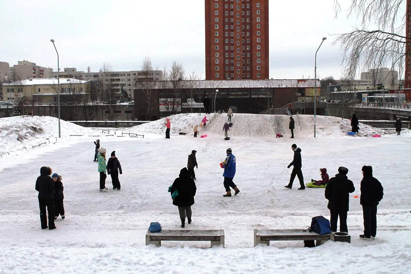 Lindakivi kultuurikeskuse kõrval avati liuväli.