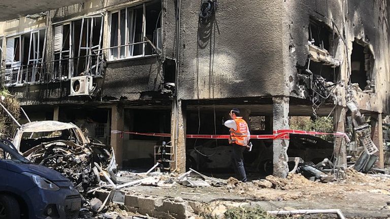 Жилой дом в городе Петах-Тиква полностью разрушен ракетами ХАМАС