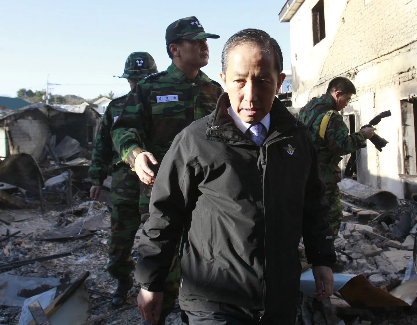 Lõuna-Korea kaitseminister Kim Tae-young uurib purustatud maju Yeonpyeongi saarel.