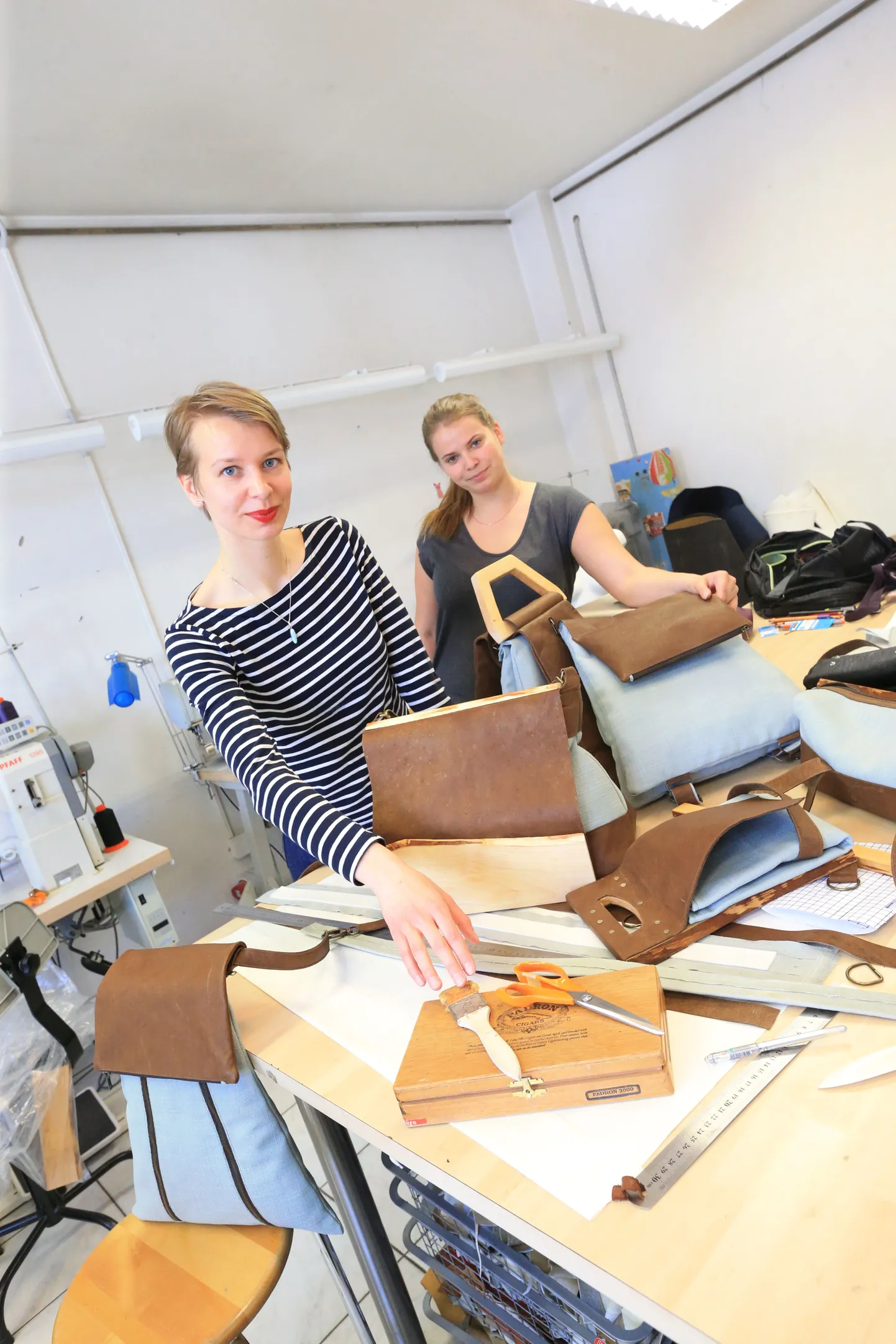 Elise Kruusel (vasakul) ja 
Lisette-Maria Puhalainen esitlevad moeetendusel meeste aksessuaaride kollektsiooni.