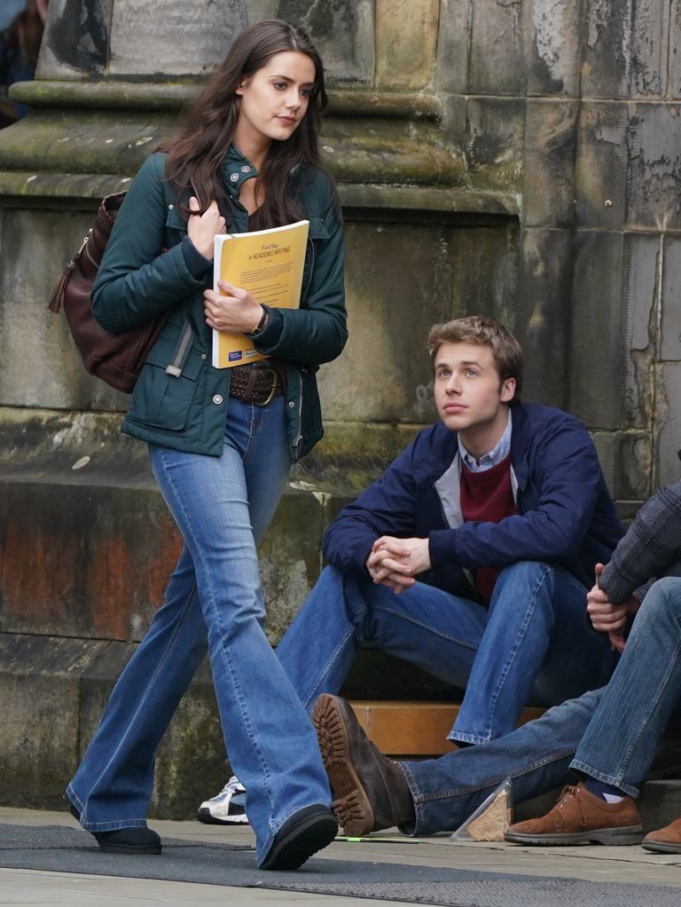 Meg Bellamy (Kate Middleton) ja Ed McVey (prints William) seriaali «The Crown» kuuendas hooajas.