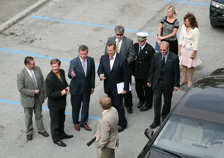 President Toomas Hendrik Ilves saabub 1. juunil 2007 Pärnusse Jannseni kuju avamisele. Presidendi selja taga päikeseprillides härrasmees on loo autor Toomas Sildam. / Urmas Luik / Pärnu Postimees