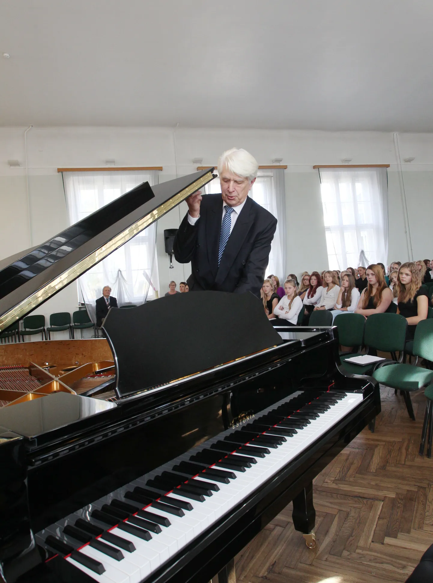 Karlova koolis pühitseti täna sisse uus klaver.