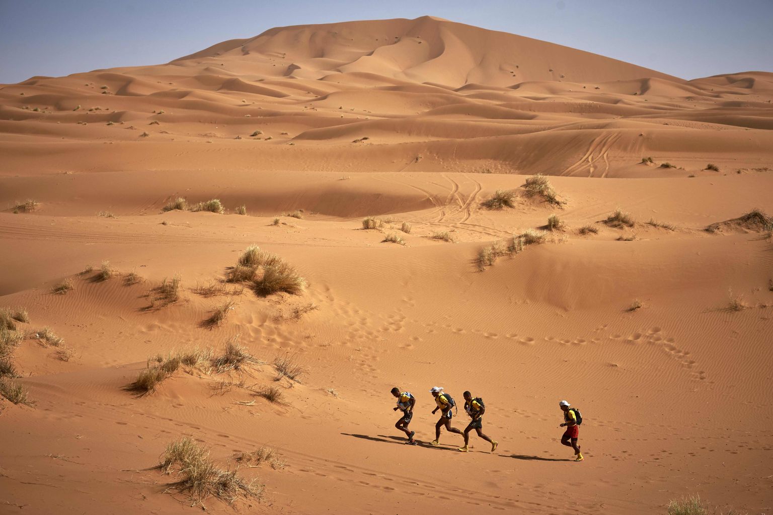 Liivamaratoni (Marathon des Sables) läbivad jooksjad 15. aprillil 2017 Sahara kõrbes