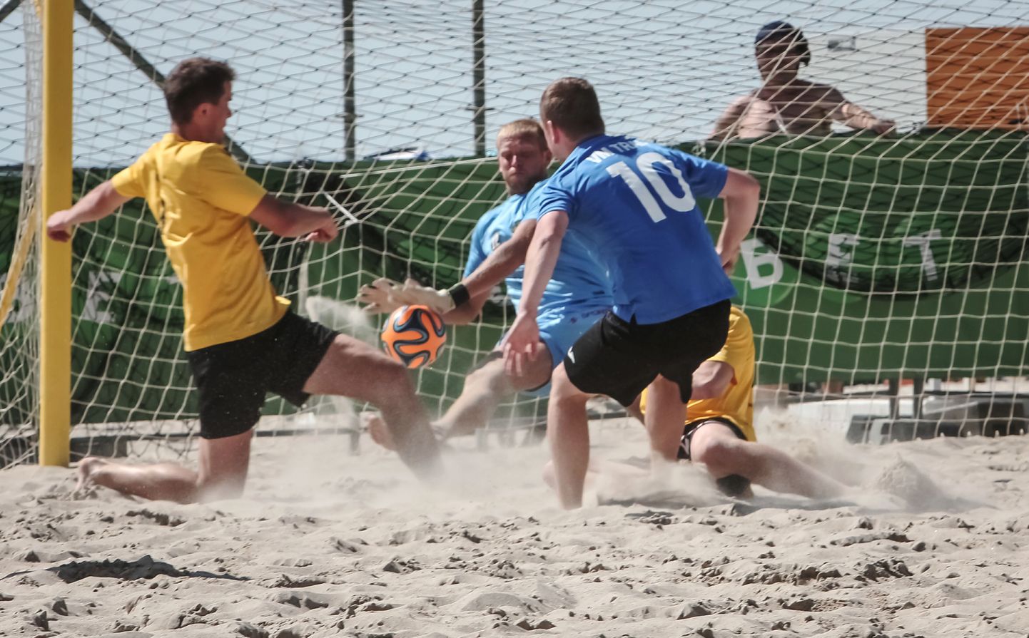 Pärnu rannas toimub rannajalgpalli Eesti meistrivõistluste järjekordne etapp.