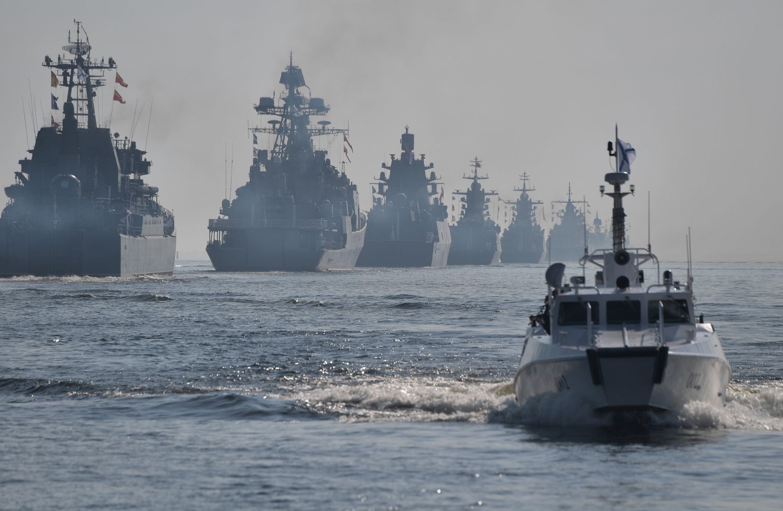 Vene sõjalaevad mereväeparaadil Peterburi lähistel.