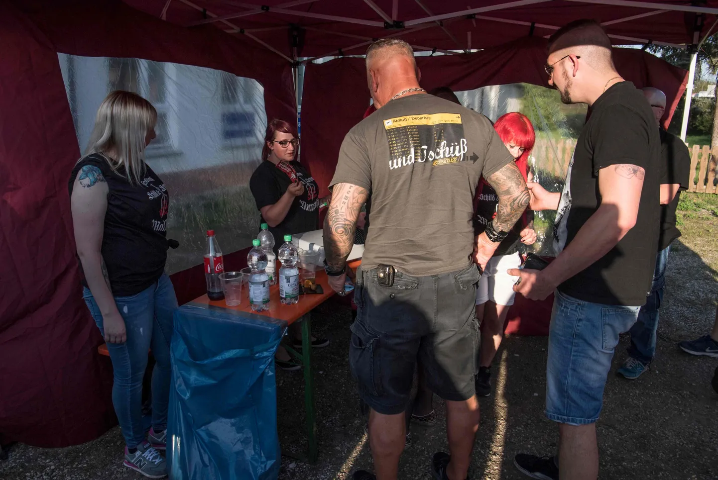 Neonatsid festivali pileteid ostmas.