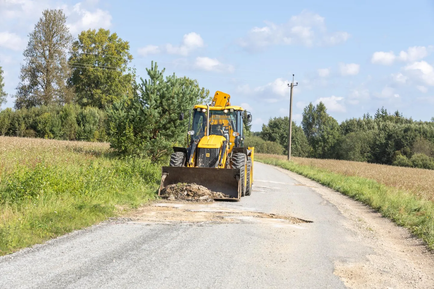 Teisipäeval lükkas traktor kinni suuri auke Mulgi vallas Pajumäe talu juurde viival teel.