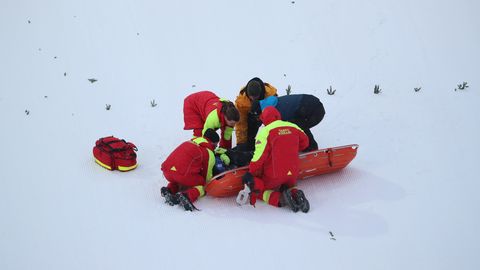 ЧП на горе в Отепя: россиянку унесли на носилках после жуткого падения