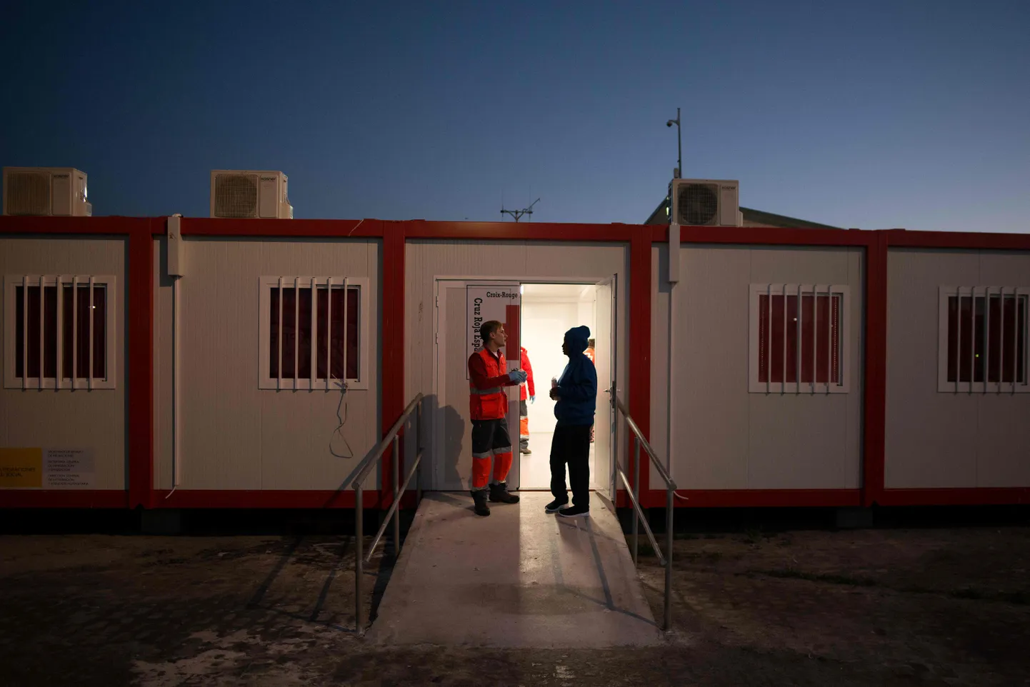 Malaga sadam kuuendal jaanuaril 2019, kui immigrant läks kohtuma Punase Risti vabatahtlikuga.