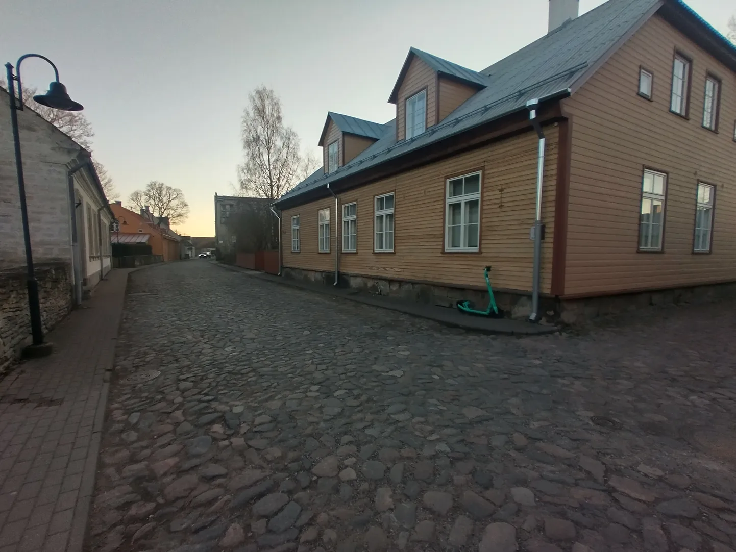 KOHTU TÄNAV: Siit on näha, et kesklinna poolt tuleb mööda Kohtu tänavat sõiduauto. Aga ta peab alati teadma, et siitpoolt võib talle teine auto vastu sõita. Ja sellepärast ei pea kindlasti mitte raevu minema.