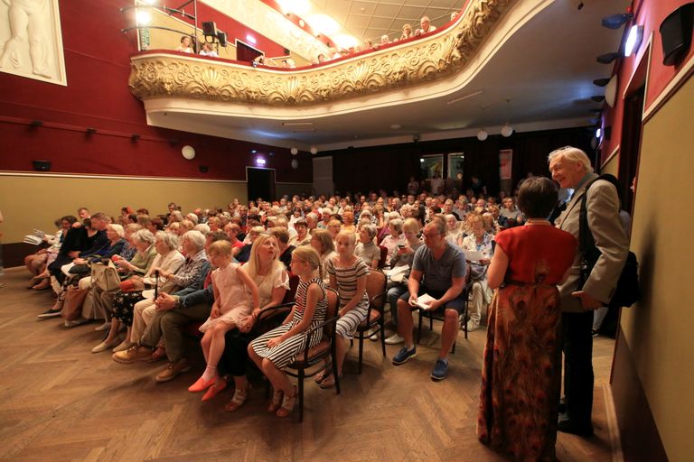 «Figaro pulma» esietendust vaatas publikust pungil saal.