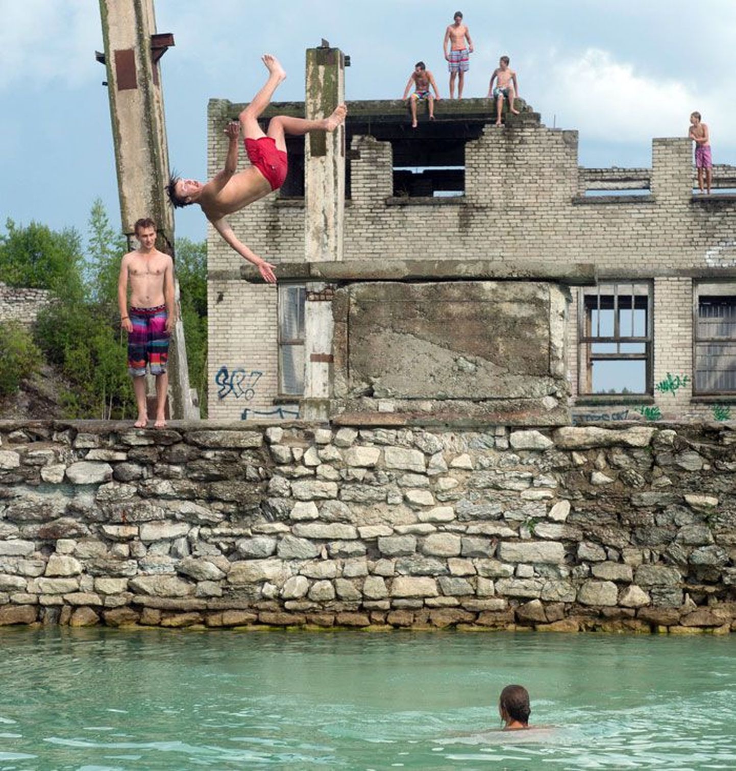Karjääris suplevad noored armastavad vette hüpata mahajäetud hoone varemetelt, mõtlemata vees vedelevale risule.