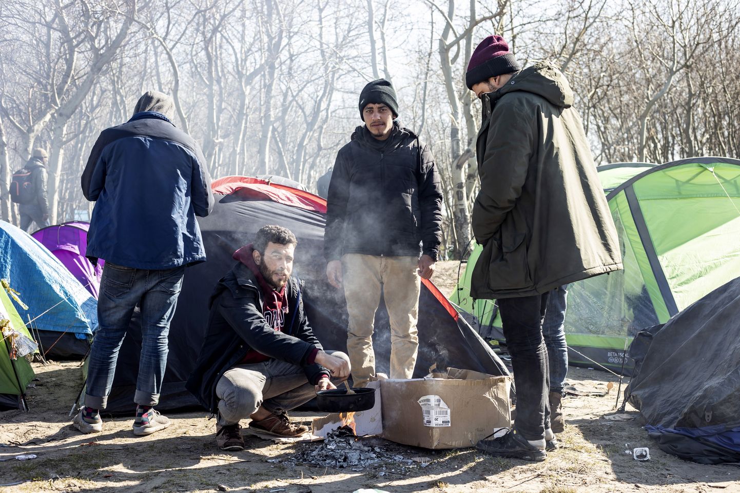 Migrandid valmistavad süüa Calais' laagris 31. märts 2020.