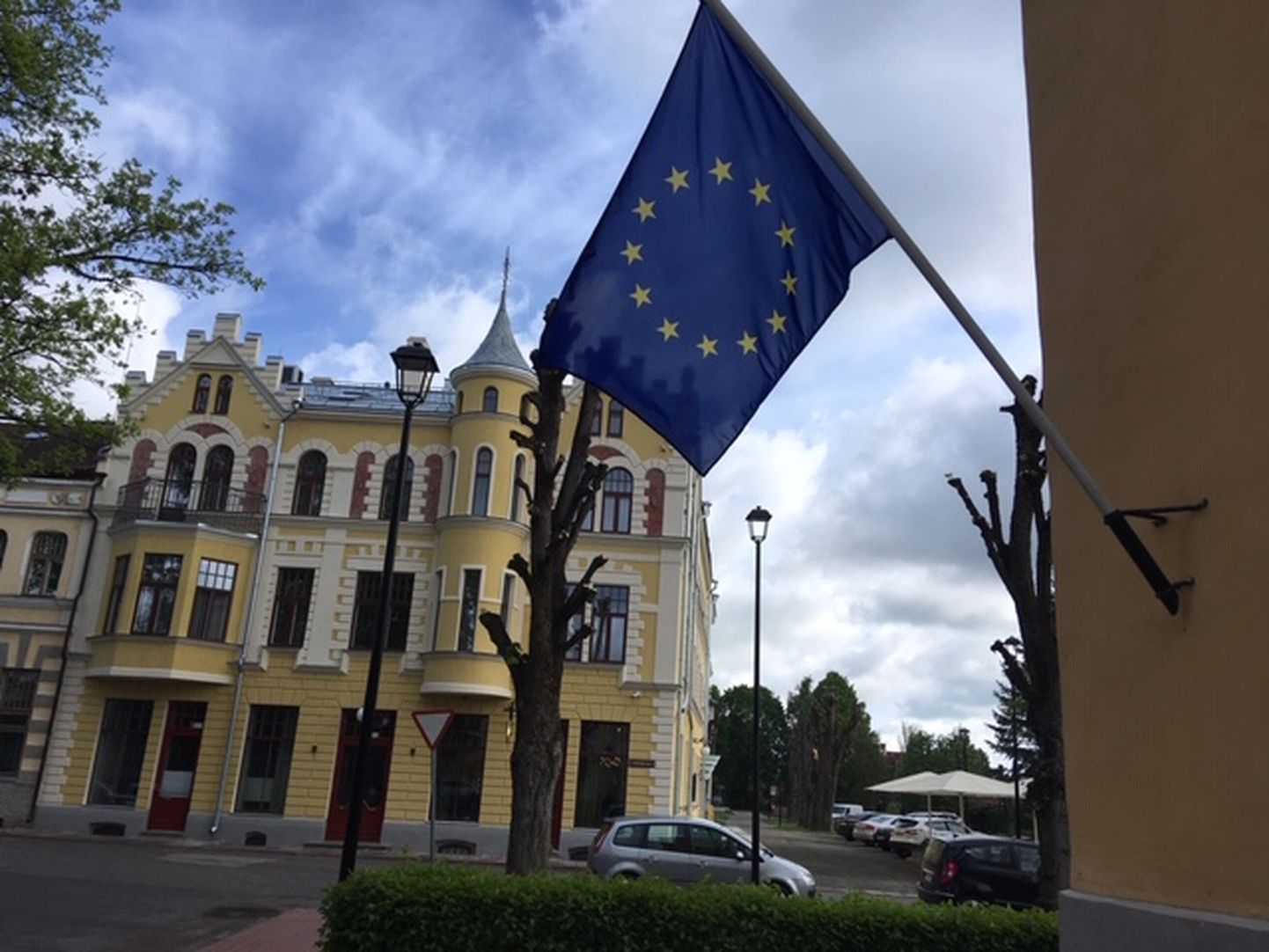 Euroopa Liidu lipp Viljandi linnavalitsuse hoonel valimispäeva hommikul