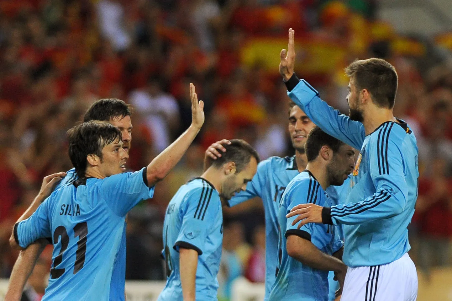 Hispaania jalgpallikoondise ründaja David Silva meeskonnakaaslastega väravat tähistamas.