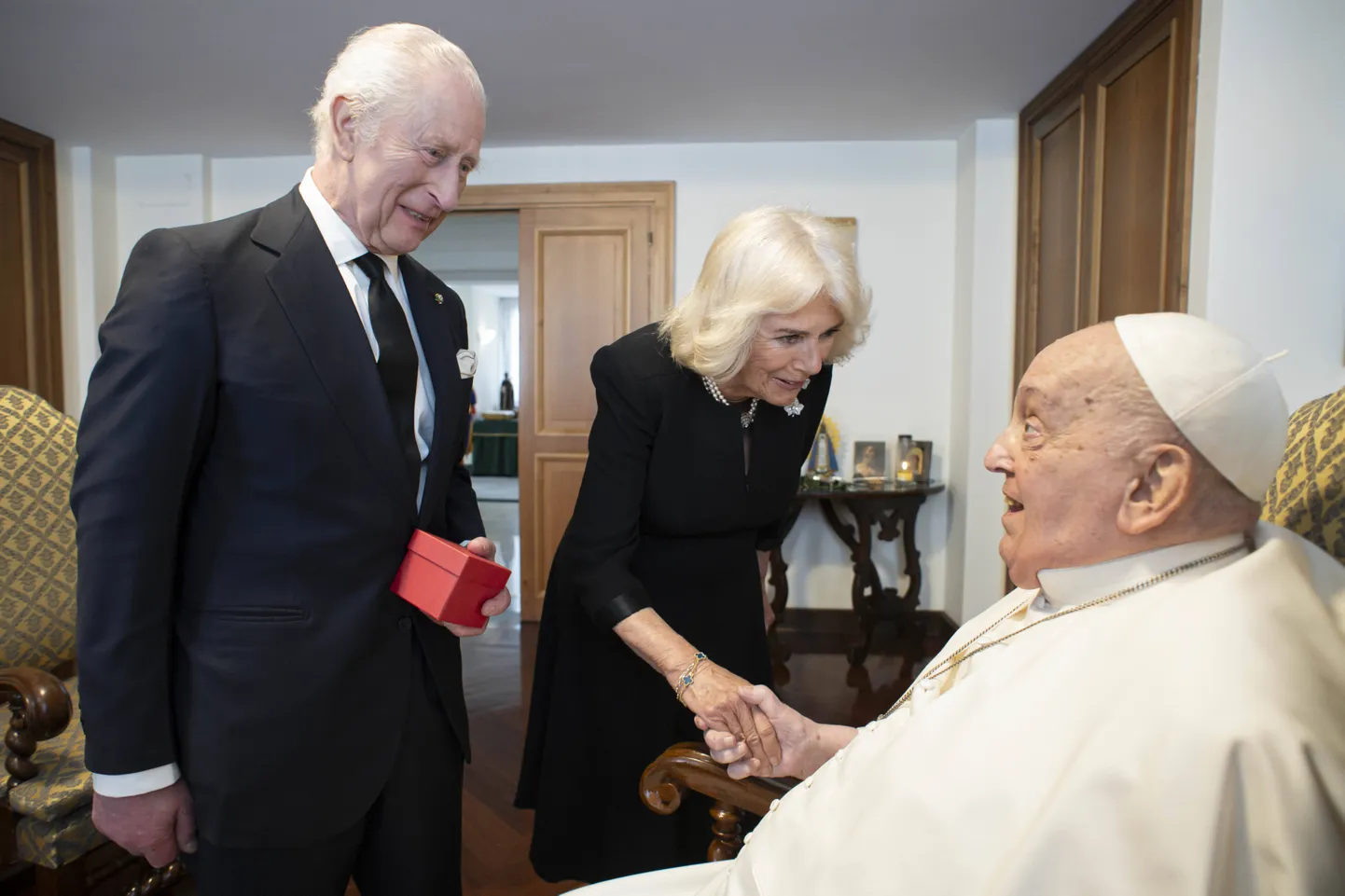 Charles III ja Camilla kohtumas paavst Franciscusega.