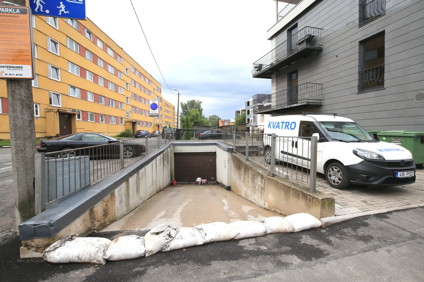 Neljapäeva hommikuks oli Raatuse 83 garaaž veest tühjaks punbatud, kuid hiljutisest uputusest kõnelesid veel sissesõidutee ees olevad liivakotid.