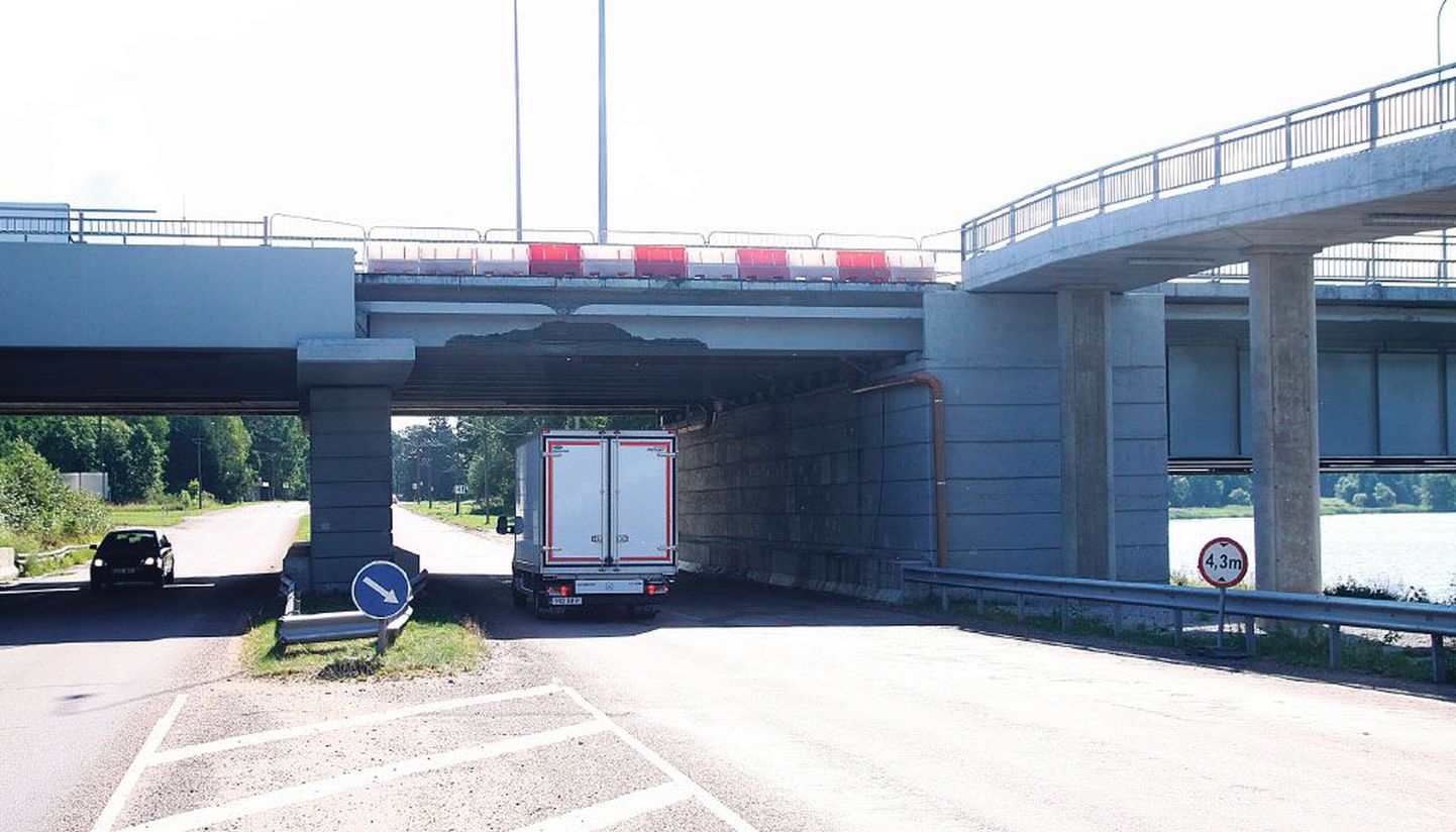Avariis vigastatud Papiniidu silla remontimise tähtaegu ei oska praegu öelda maanteeametki.