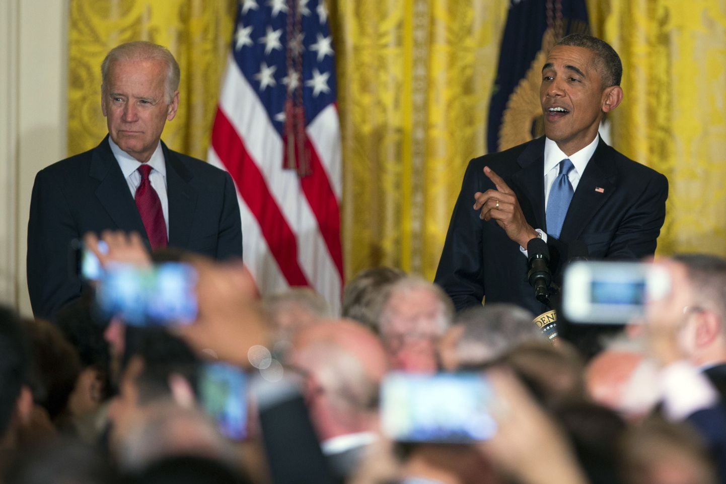 Barack Obama segajale teatamas, et ta häirib. Pildil vasakul on USA asepresident Joe Biden