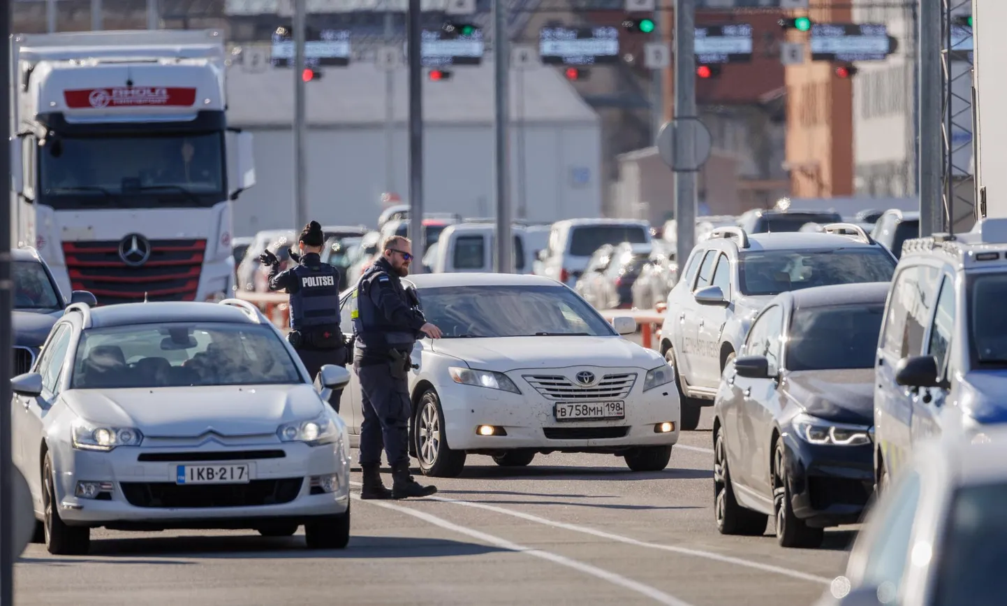 Vene numbrimärkidega autode kontroll Helsingist saabuvalt laevalt Tallinnas D-terminalis. Foto on illustratiivne.