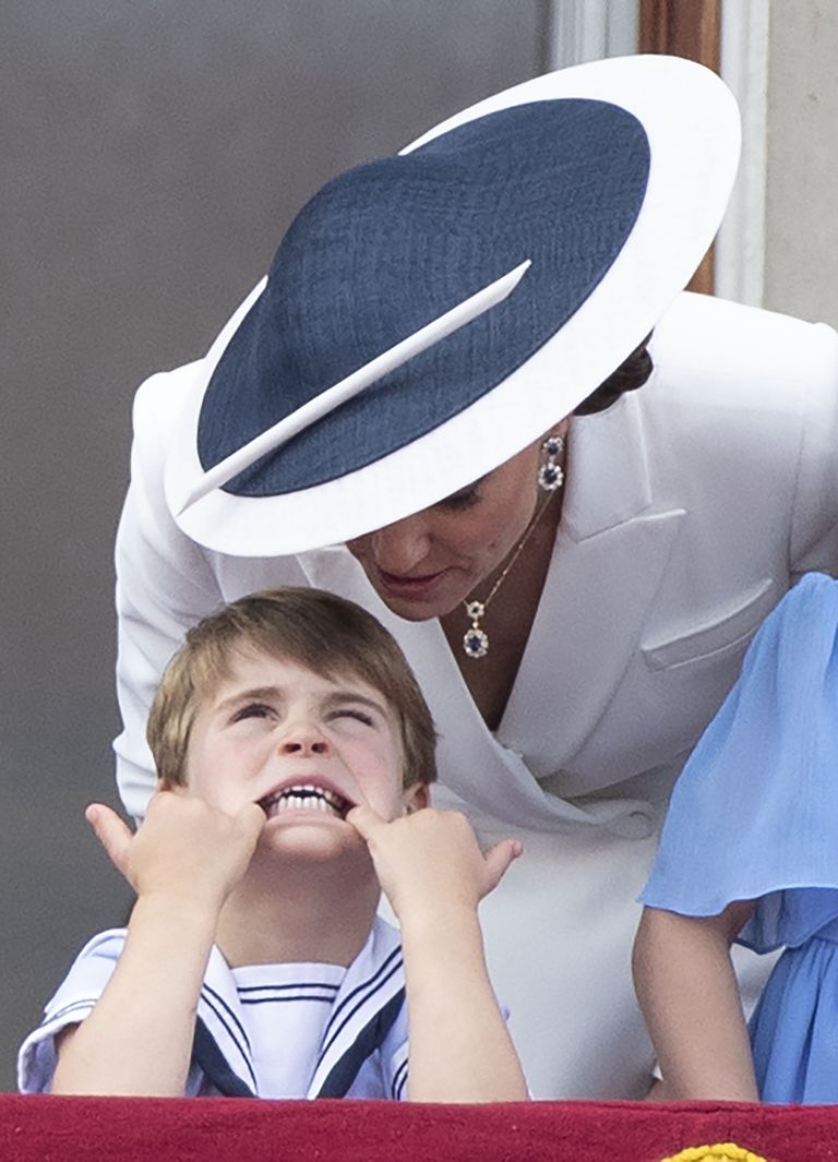 Prints Louis koos emaga Buckinghami palee rõdul.