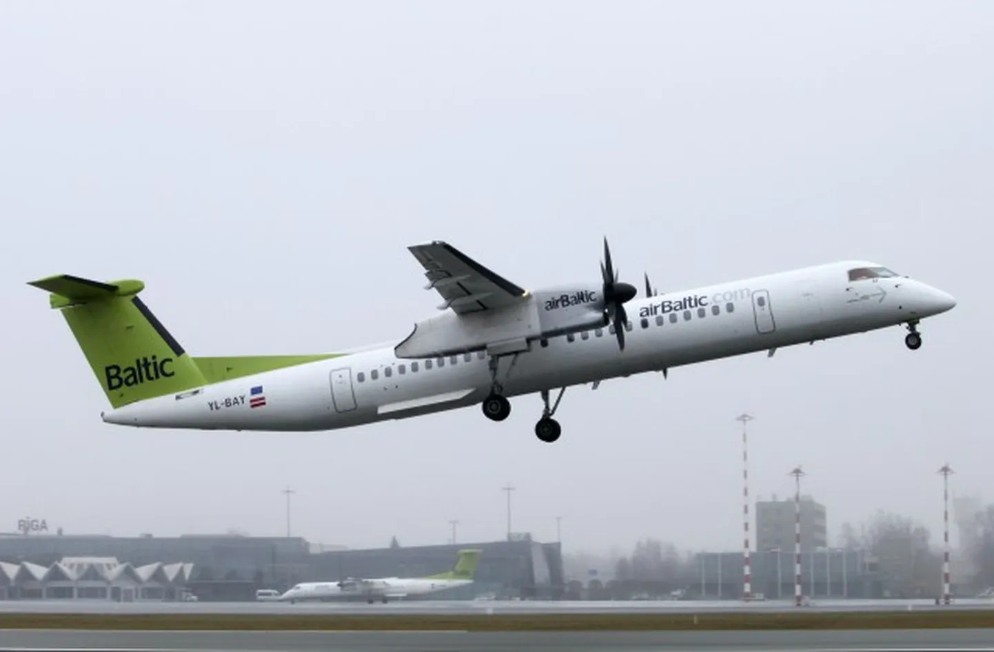Latvijas nacionālās aviokompānijas "airBaltic" lidmašīna.