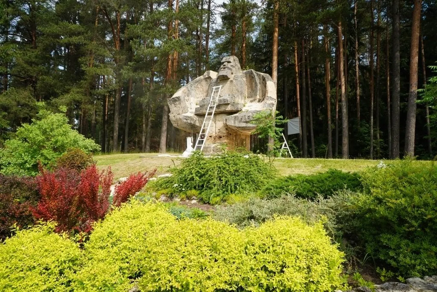 Kanneldajat kujutav skulptuur Valkas sai korda.