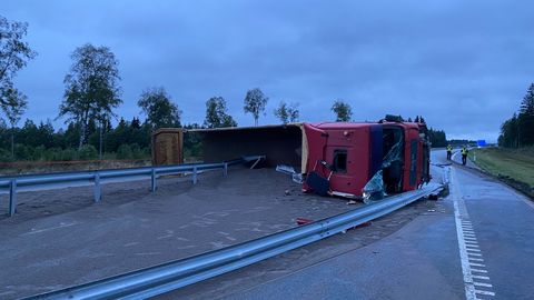 На шоссе Таллинн-Тарту опрокинулся грузовик, движение сильно нарушено
