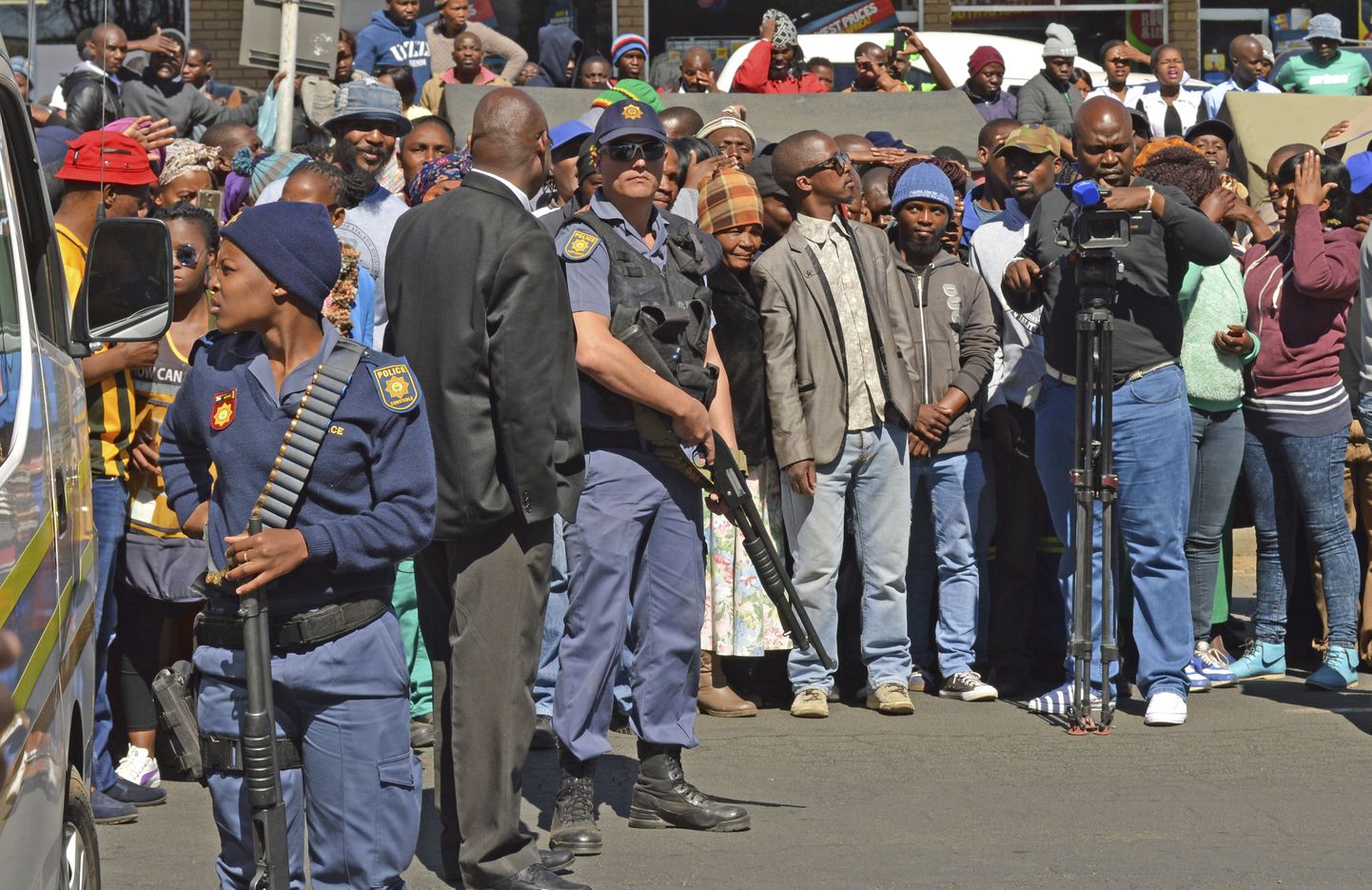 Ametivõimud ja kohalikud ootamas Lõuna-Aafrika kohtu eest kannibalismis süüditstatavaid mehi.