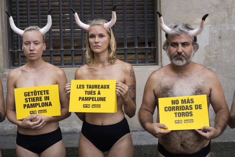Aktivistid Anima Naturalisest ja PETA-st protesteerivad eesoleva ürituse vastu.