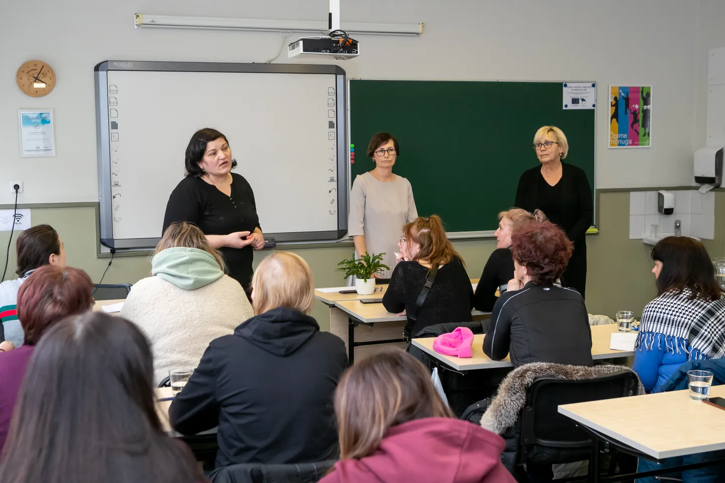 “MOTIVATSIOONI MEIL JAGUB,” kinnitas üks õpilastest Nataliia Maievska, kes kodumaal töötas inglise ja saksa keele õpetajana. Maren Asumets (keskel) on üks kolmest õpetajast, kes ukrainlastele keelekursust andma hakkab. Kooli direktori Ly Kallase (paremal) sõnul on KTG-s välismaalastele eesti keelt õpetatud juba kümme aastat.