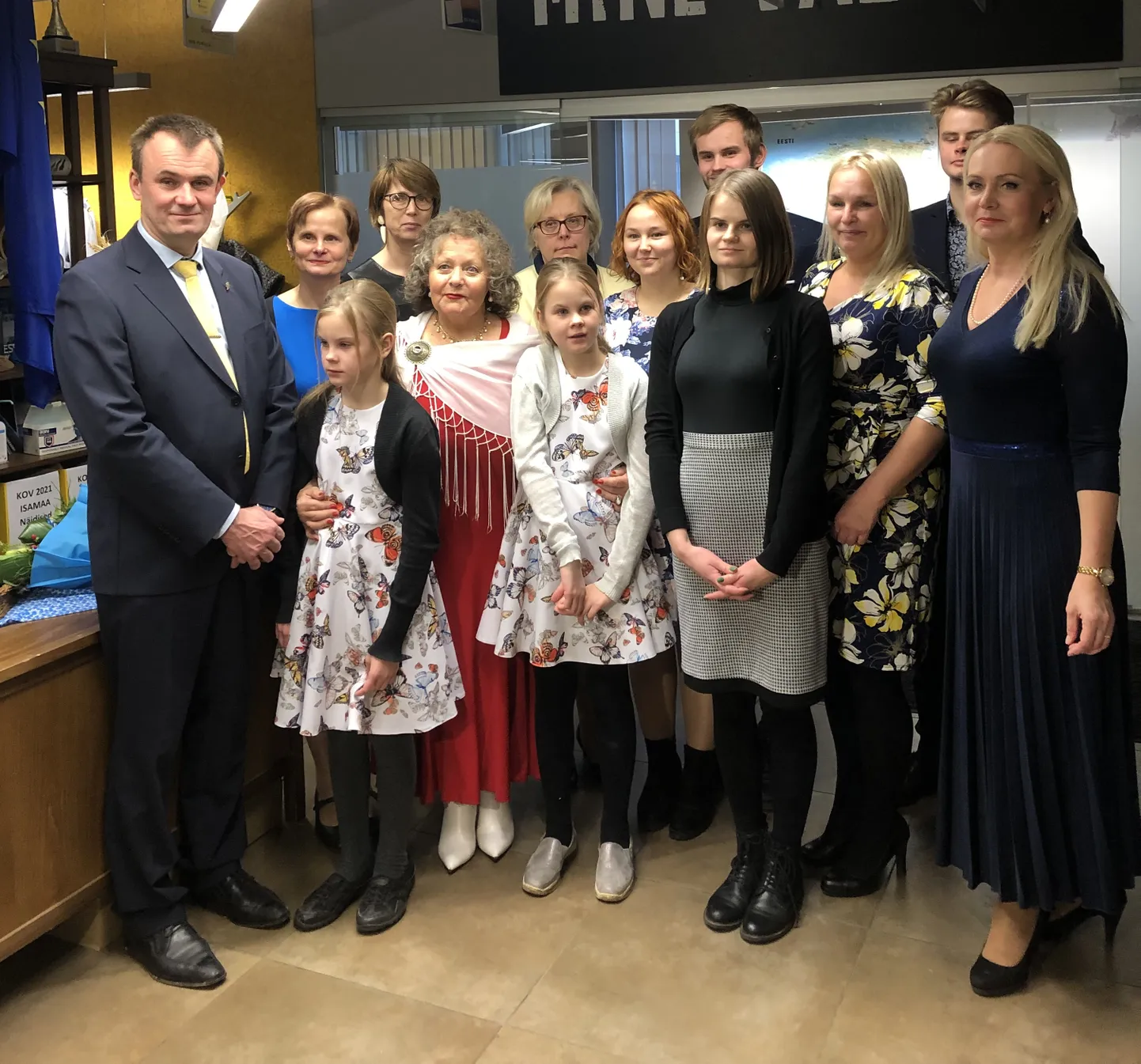 Peeter Kangur (vasakul) Isamaa aasta isa 2021 väljakuulutamisel.