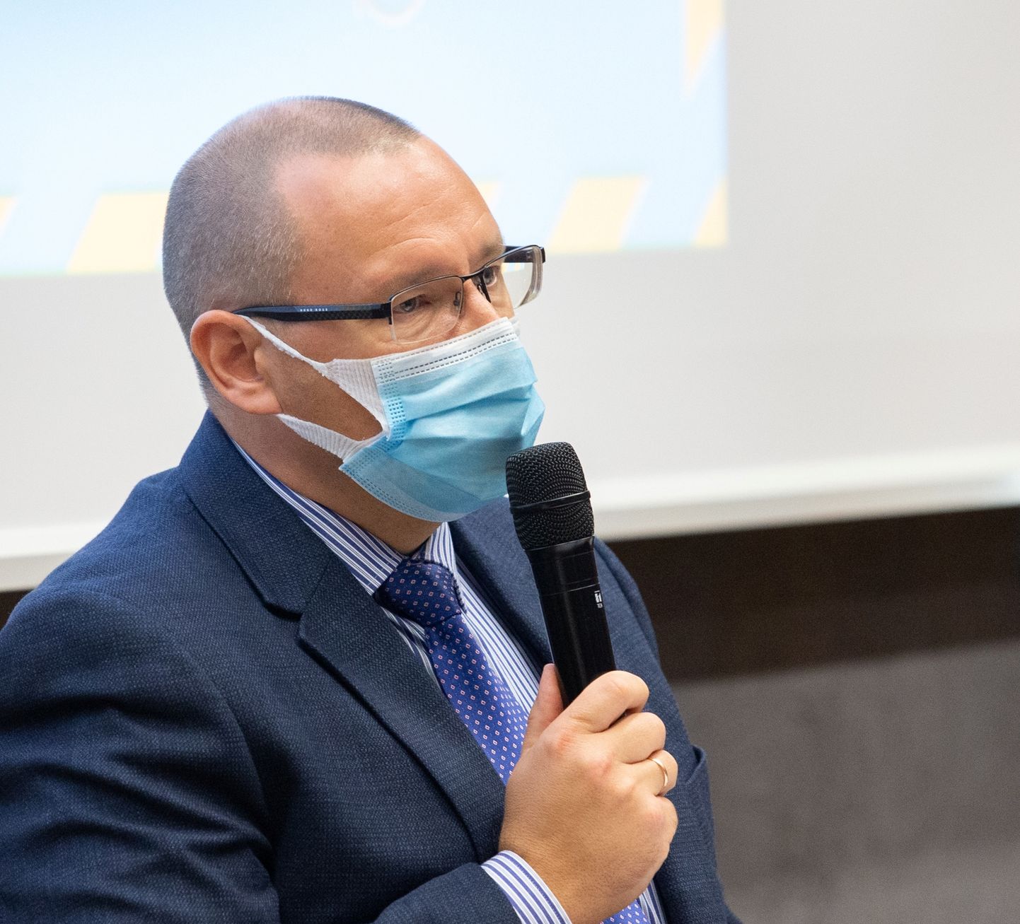 Arkadi Popov soovitas kõrge nakatumise tasemega regioonides kanda maski, kui inimene viibib näiteks ühissõidukis või on vaja tulla tööle, sest pole võimalik teha kaugtööd.