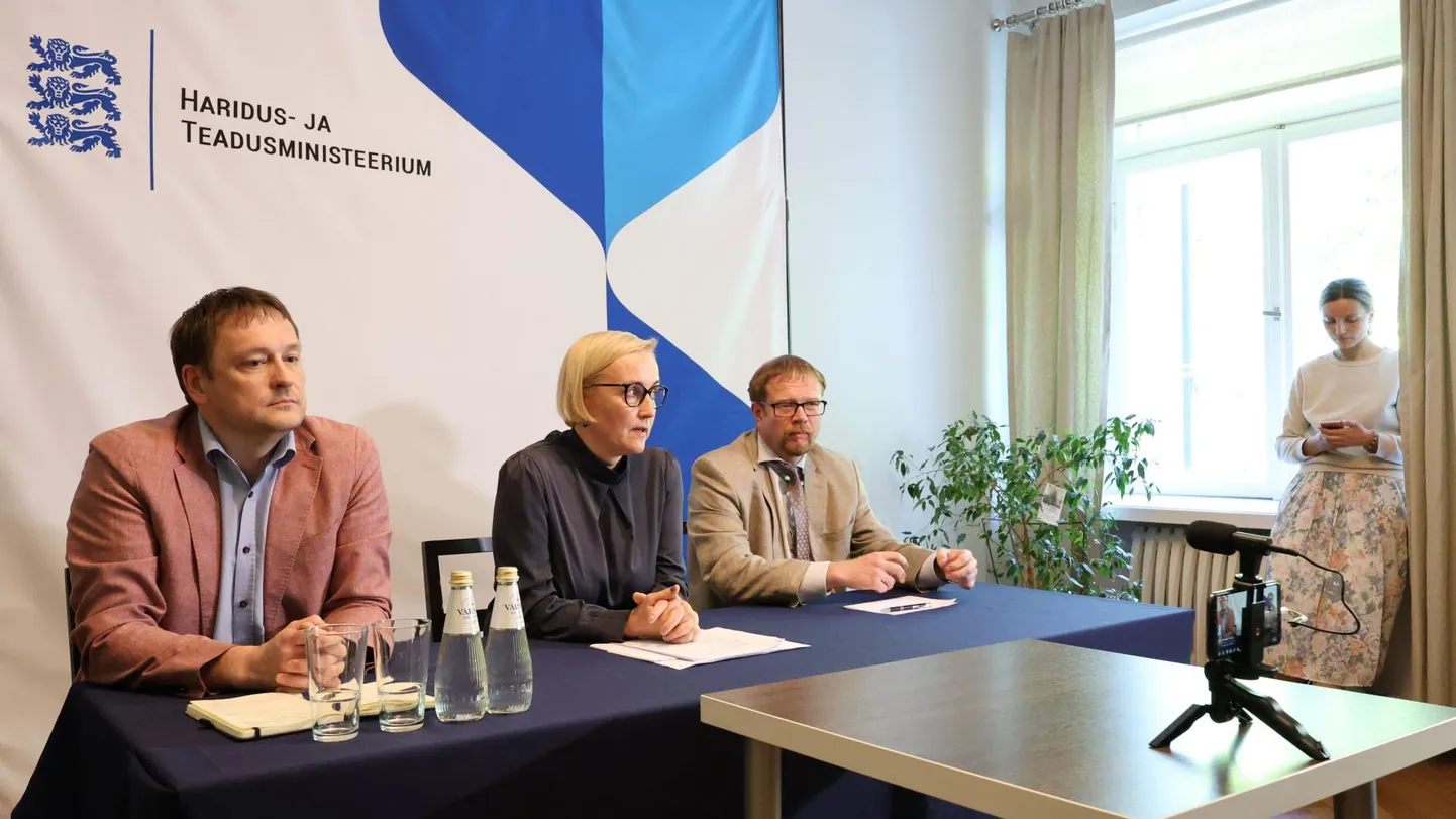 Hariduslepet on ministeeriumis ette valmistatud pikalt, kuid praegu tundub, et paljud Eesti omavalitsused ei soovi sellega liituda. Fotol üks järjekordne selleteemaline pressikonverents. Pildil (vasakult) Harku abivallavanem Robert Lippin, haridus- ja teadusminister Kristina Kallas ning Eesti Haridustöötajate Liidu esimees Reemo Voltri.