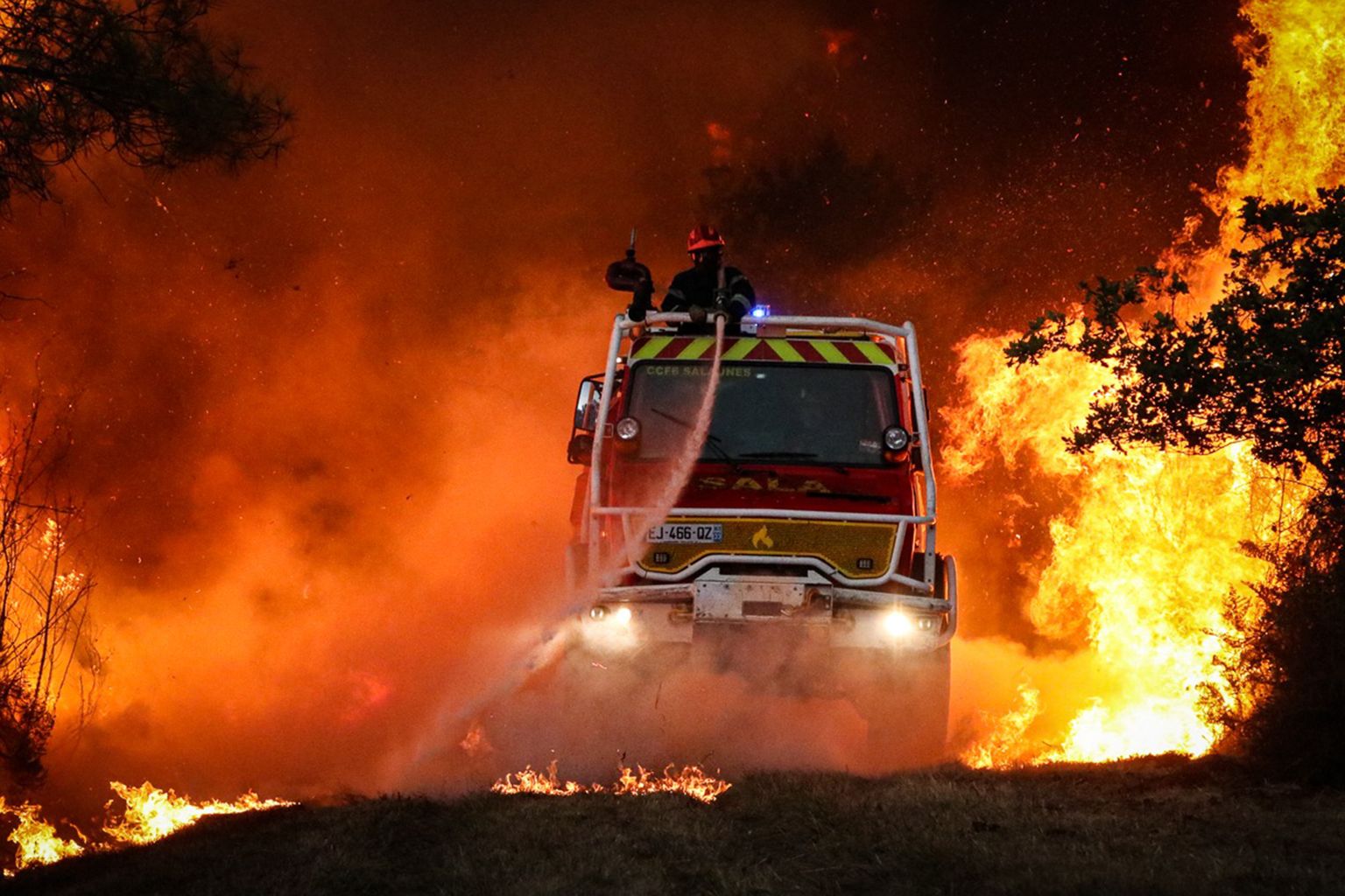 Tuletõrjujad võitlemas septembris metsapõlenguga Prantsusmaa edelaosas.