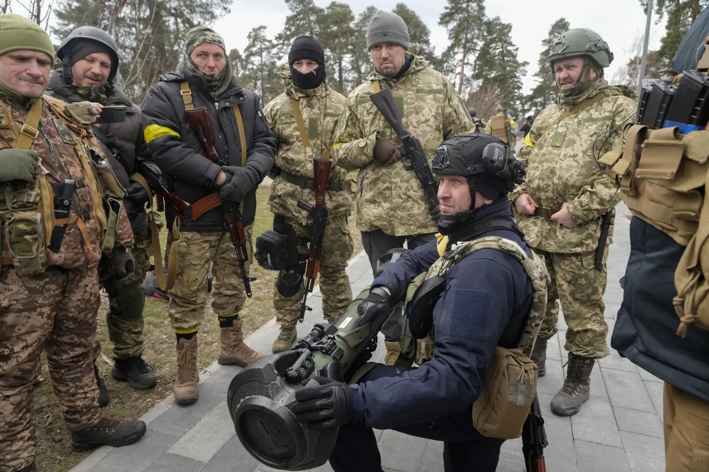 Ukraina vabatahtlikud territoriaalkaitse üksuste liikmed õpivad 9. märtsil Kiievi lähistel kasutama tankitõrjerelva NLAW. Kaitseliiduga sarnaneva territoriaalkaitsega on liitunud üle 100 000 ukrainlase.