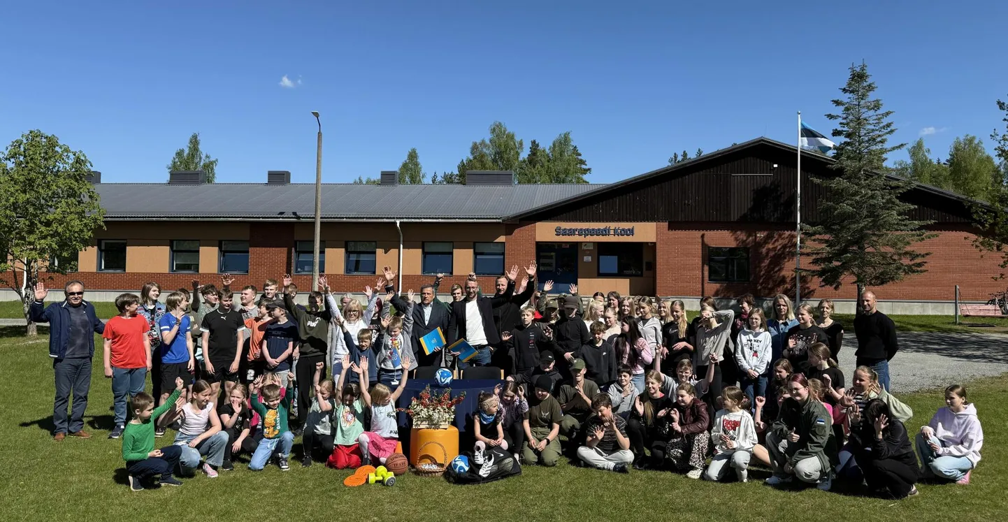 Saarepeedi uus spordiväljak valmib Viljandi valla tellimusel ja projekti hind koos käibemaksuga on ligikaudu 300 000 eurot. Lepingu allkirjastasid ehitaja esindaja Rivo Kaju ja vallavanem Alar Karu.