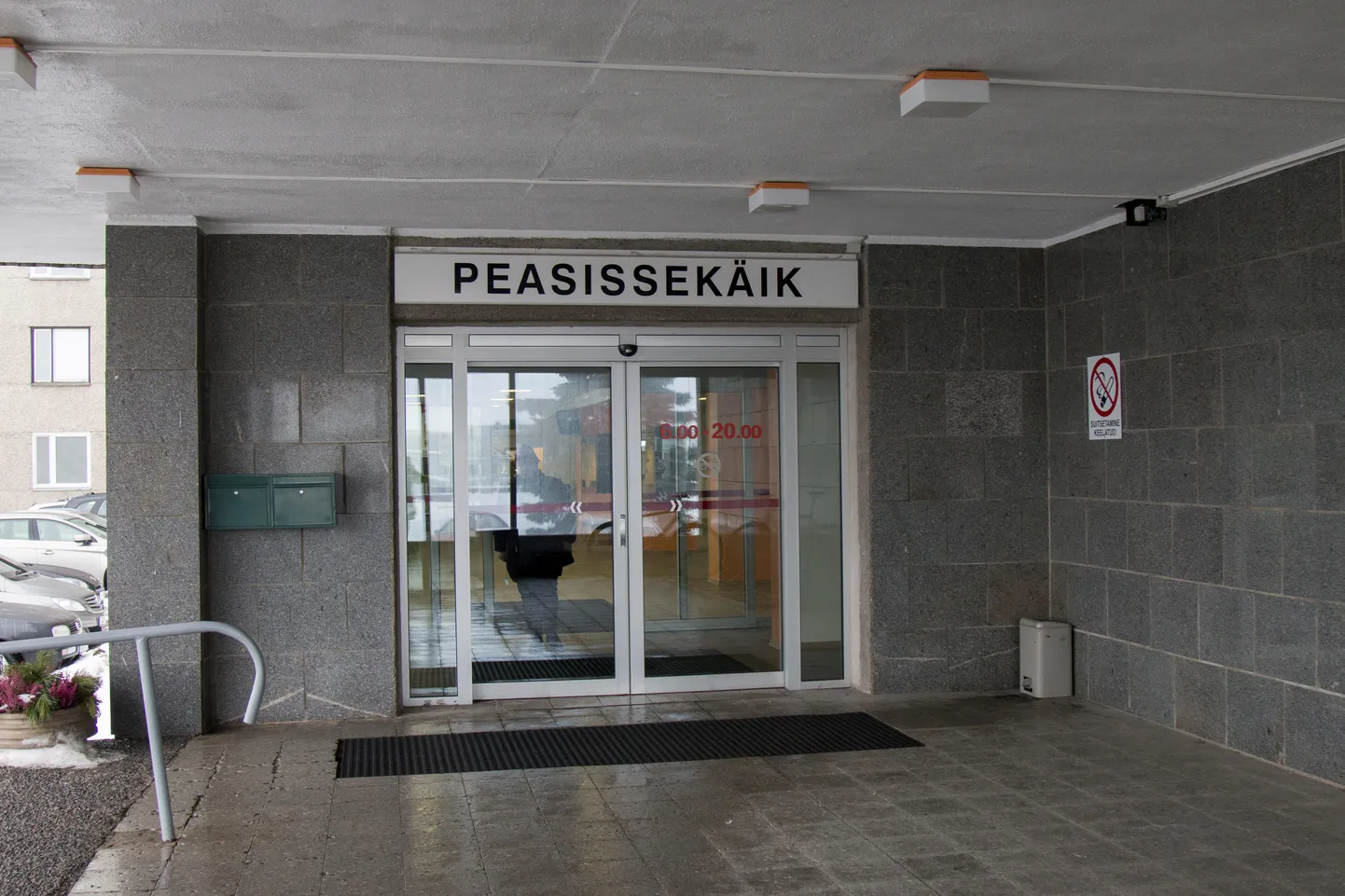 Viiruste levimise takistamiseks on Viljandi haigla pannud peauksele sildi palvega patsiente lähiajal mitte külastada.