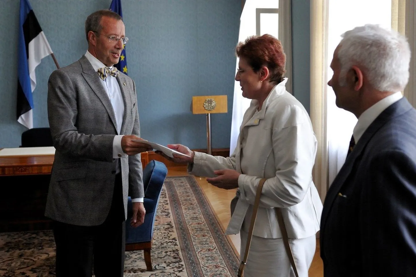 President Toomas Hendrik Ilves andis täna Kadriorus üle lastekirurg dr. Ann Paalile
ja Kellukese fondi juhatuse liikmele Olev Roosale Eesti aukonsulite annetused
erivajadustega noortele muusika- ja kunstiõpinguteks.