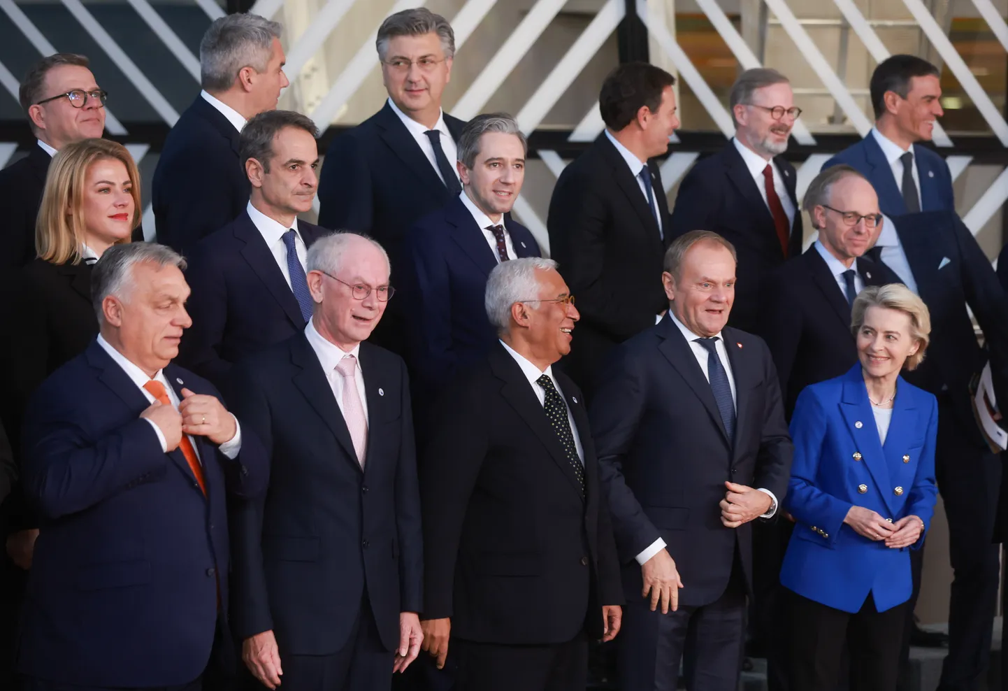 Ungari peaminister Viktor Orban, Euroopa Ülemkogu endine eesistuja Herman Van Rompuy, Euroopa Ülemkogu eesistuja Antonio Costa, Poola peaminister ja Euroopa Ülemkogu endine eesistuja Donald Tusk ning Euroopa Komisjoni president Ursula von der Leyen Euroopa Ülemkogu 50. aastapäeva mälestustseremoonia ametlikul pildil Brüsselis 19. detsembril 2024. aastal.