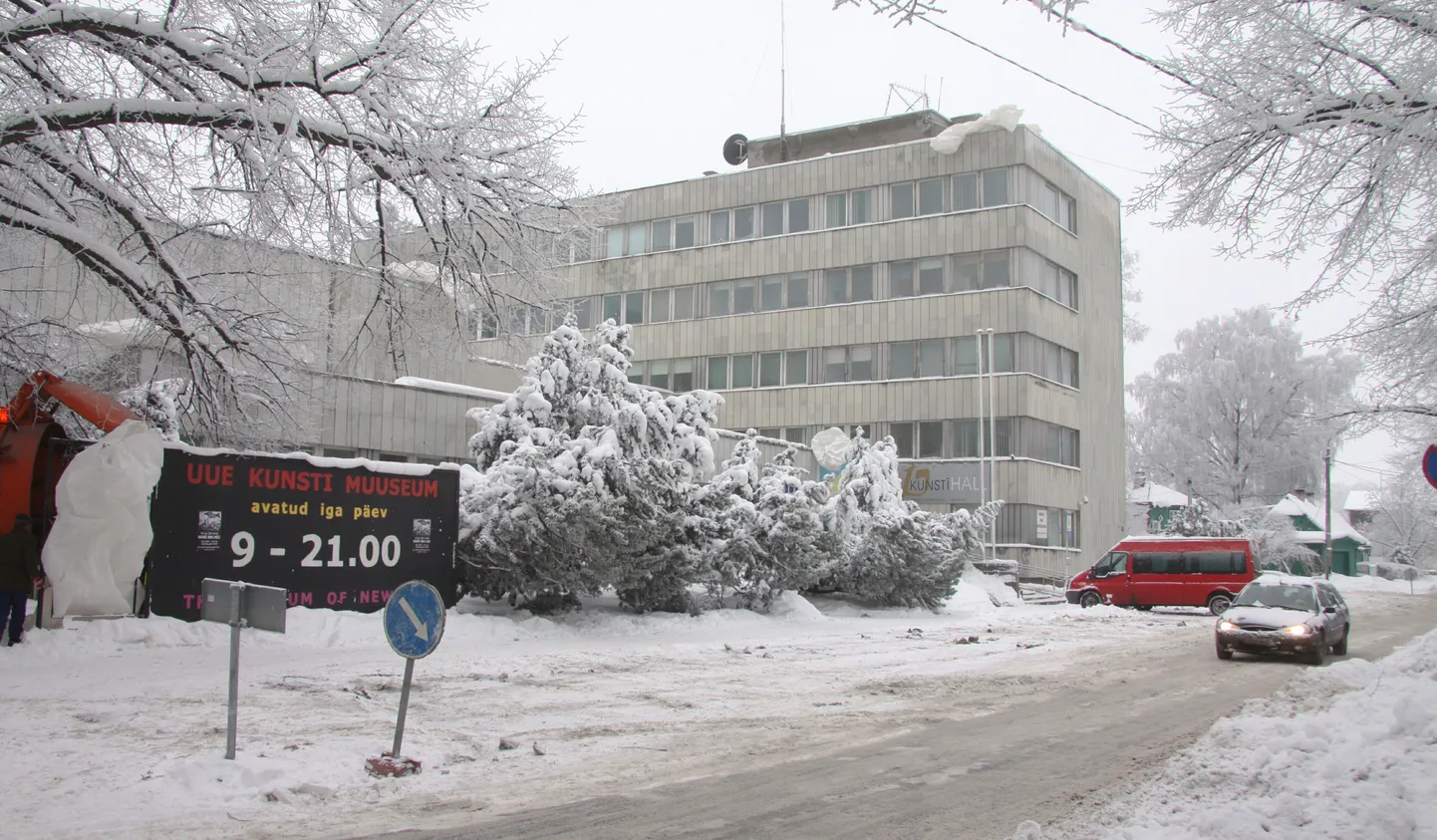 Elektri eest kümneid tuhandeid krooni võlgnev Pärnu uue kunsti muuseum pani uksed kinni.