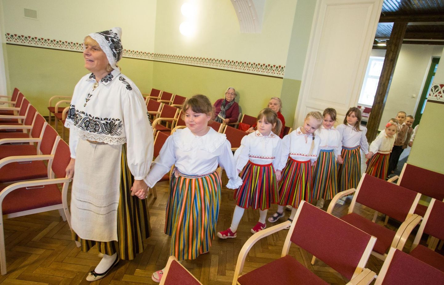 Kohalike suurte ja väikeste laulu- ja tantsumaiastega tähistatakse täna Väike-Maarja seltsimaja 106. sünnipäeva.