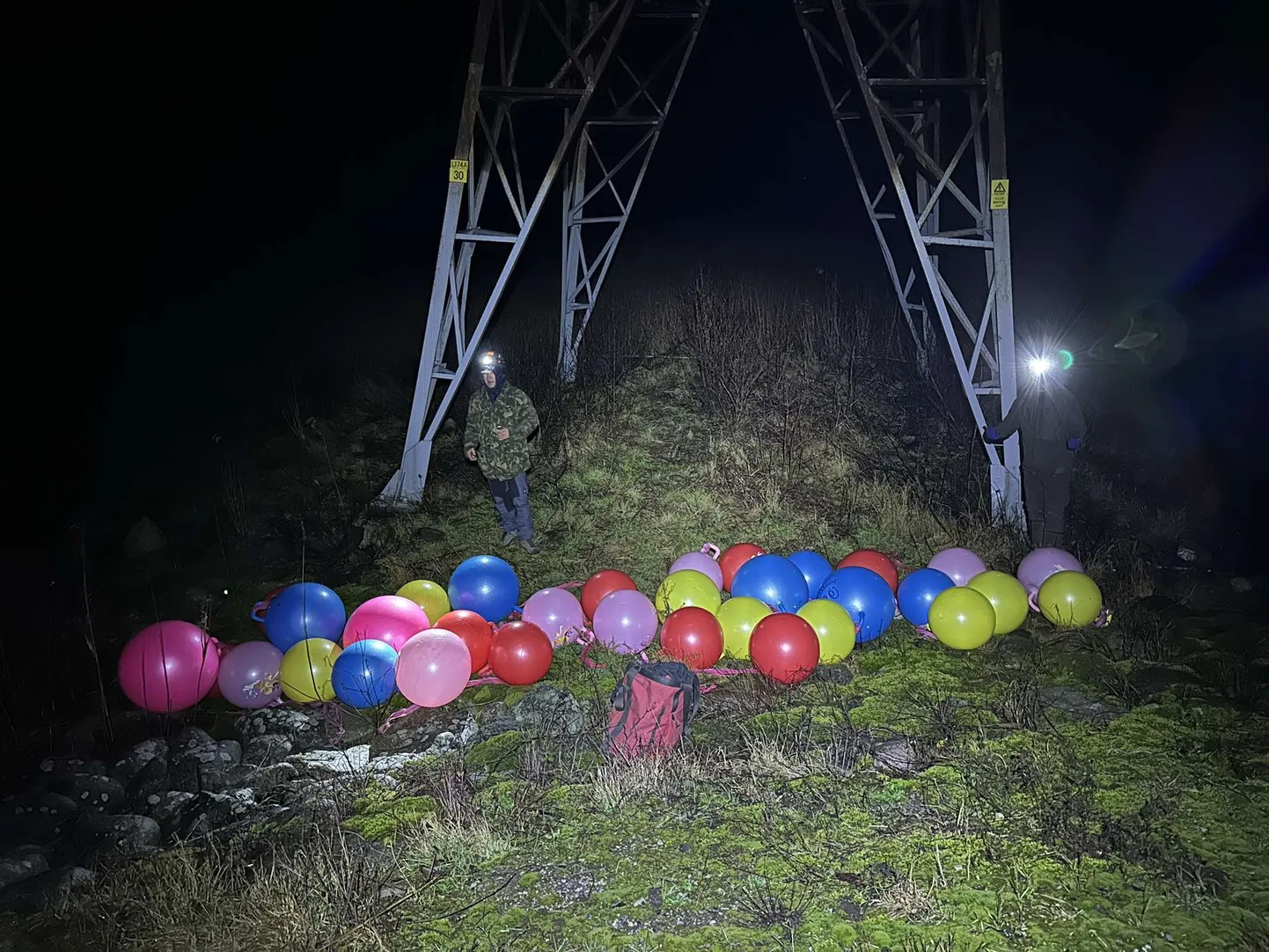 Laste hüppepallid, millega ehiti kõrgepingeliini mast.