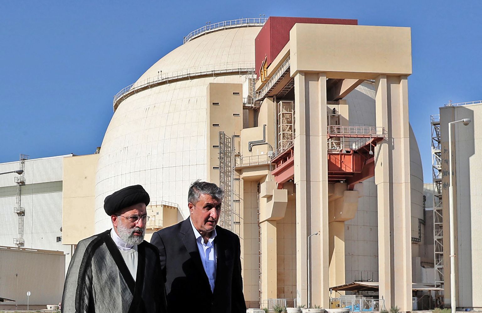 Iraani president Ebrahim Raisi (paremal) ja Iraani tuumaagentuuri juht Mohammad Eslami Bushehri tuumaelektrijaama juures.