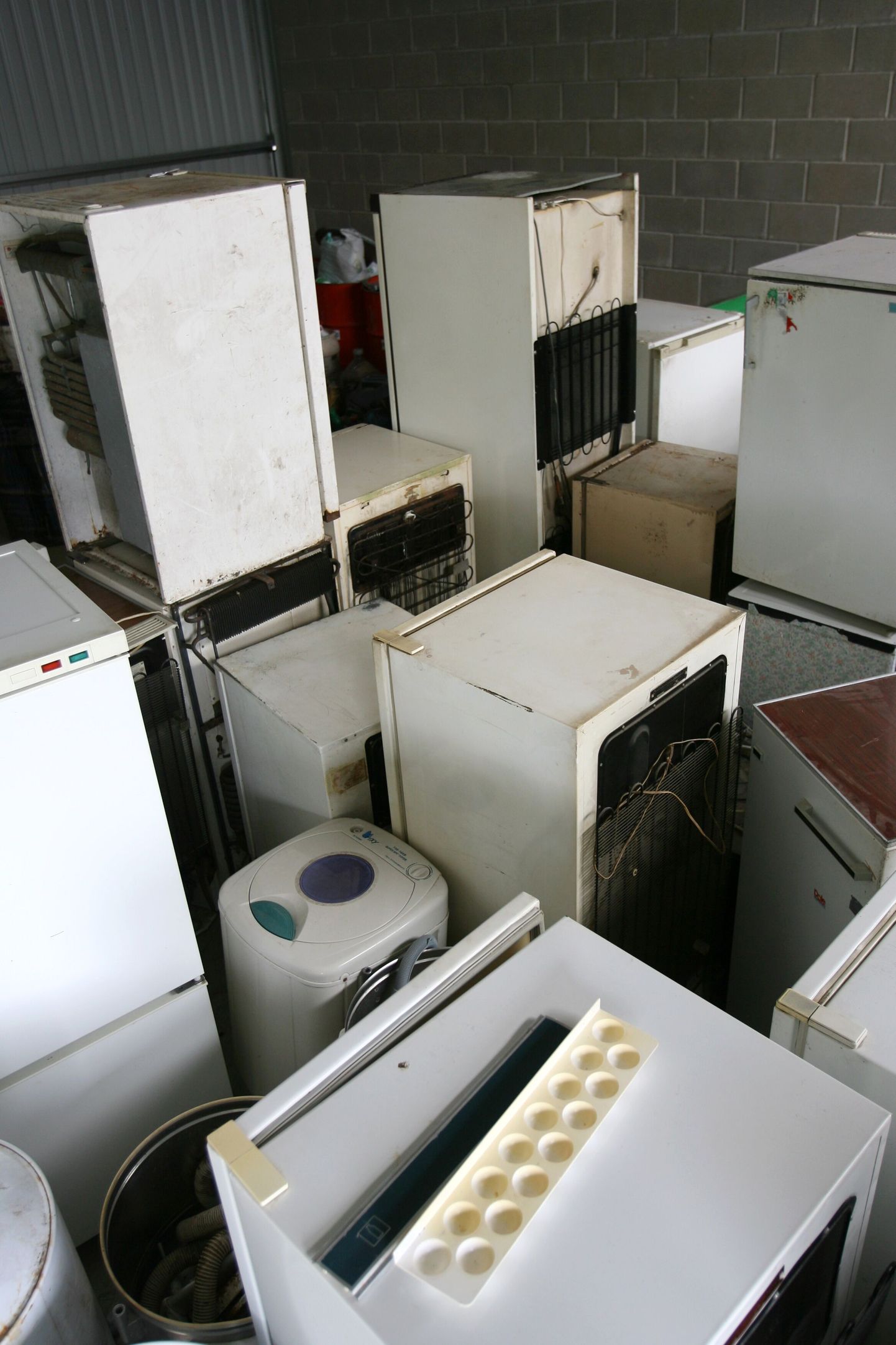 Ministeerium ja jäätmekoguja vaidlevad, kas vanu külmikuid on võimalik 100-protsendiliselt uuesti kasutusele võtta või mitte.