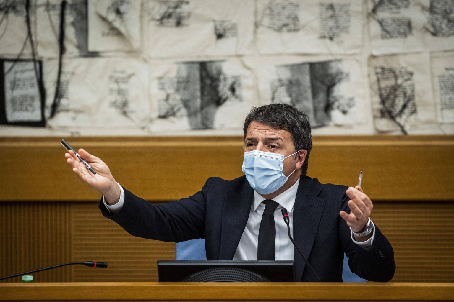 Itaalia ekspeaminister, praegune senaator Matteo Renzi eelmisel kolmapäeval pressikonverentsil selgitamas, miks ta tõmbas valitsusel keset pandeemiat ja majanduskriisi vaiba jalgealt. Itaallaste silmis kannustasid teda vaid oma poliitilised huvid.