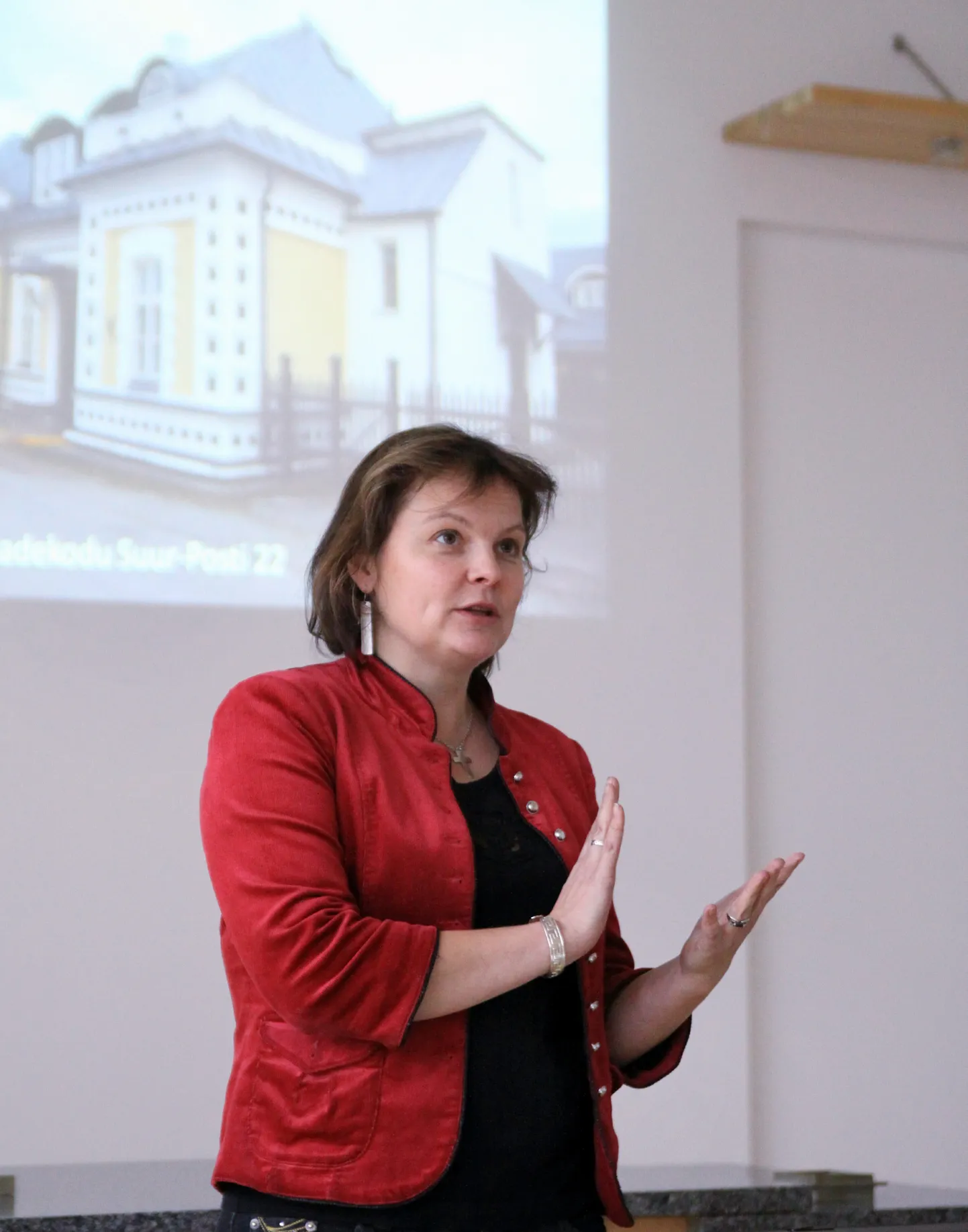 Leele Välja.